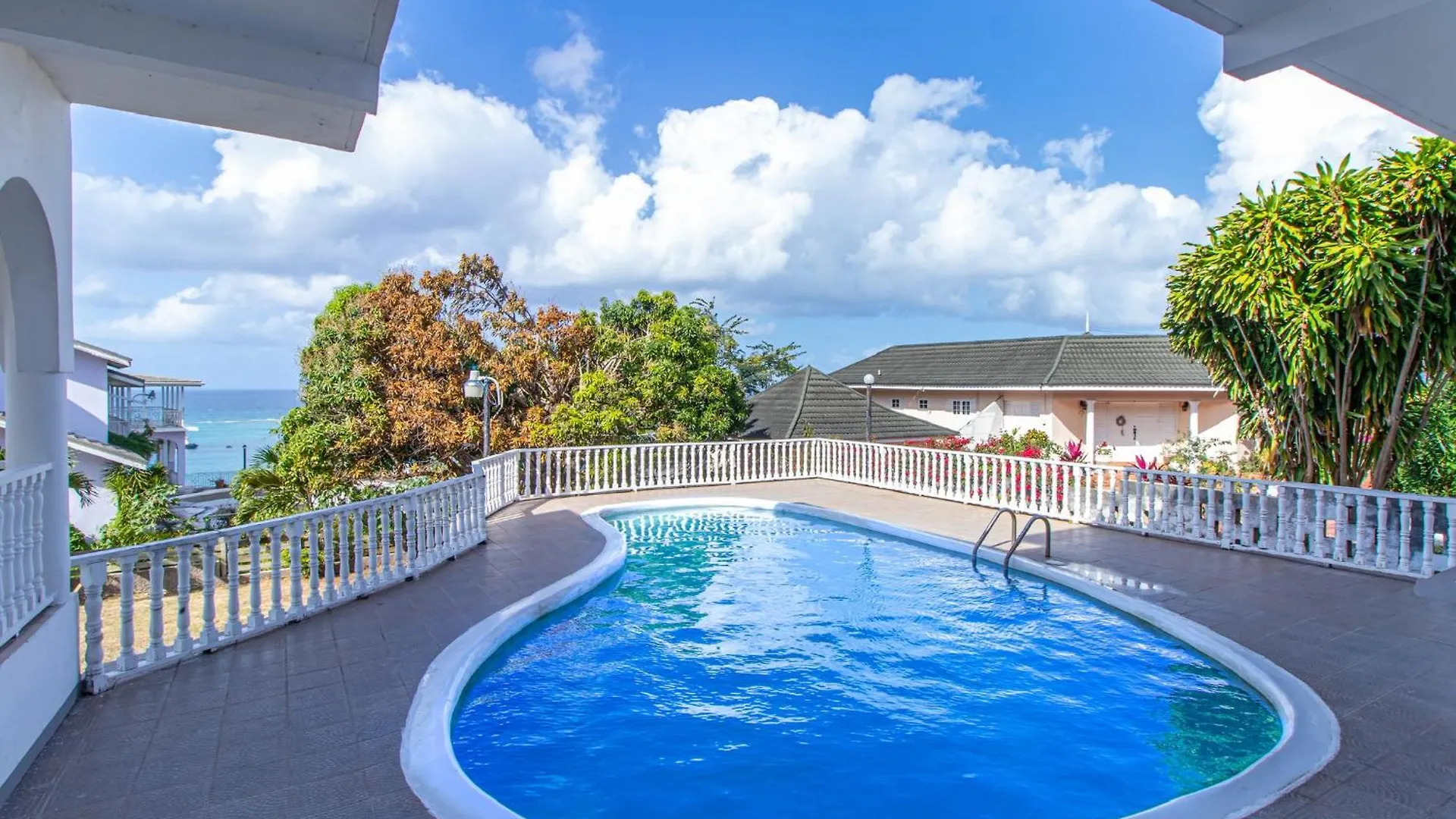Villa Amore Jamaica - Between Montego Bay & Ochi Rios Includes Cook Discovery Bay