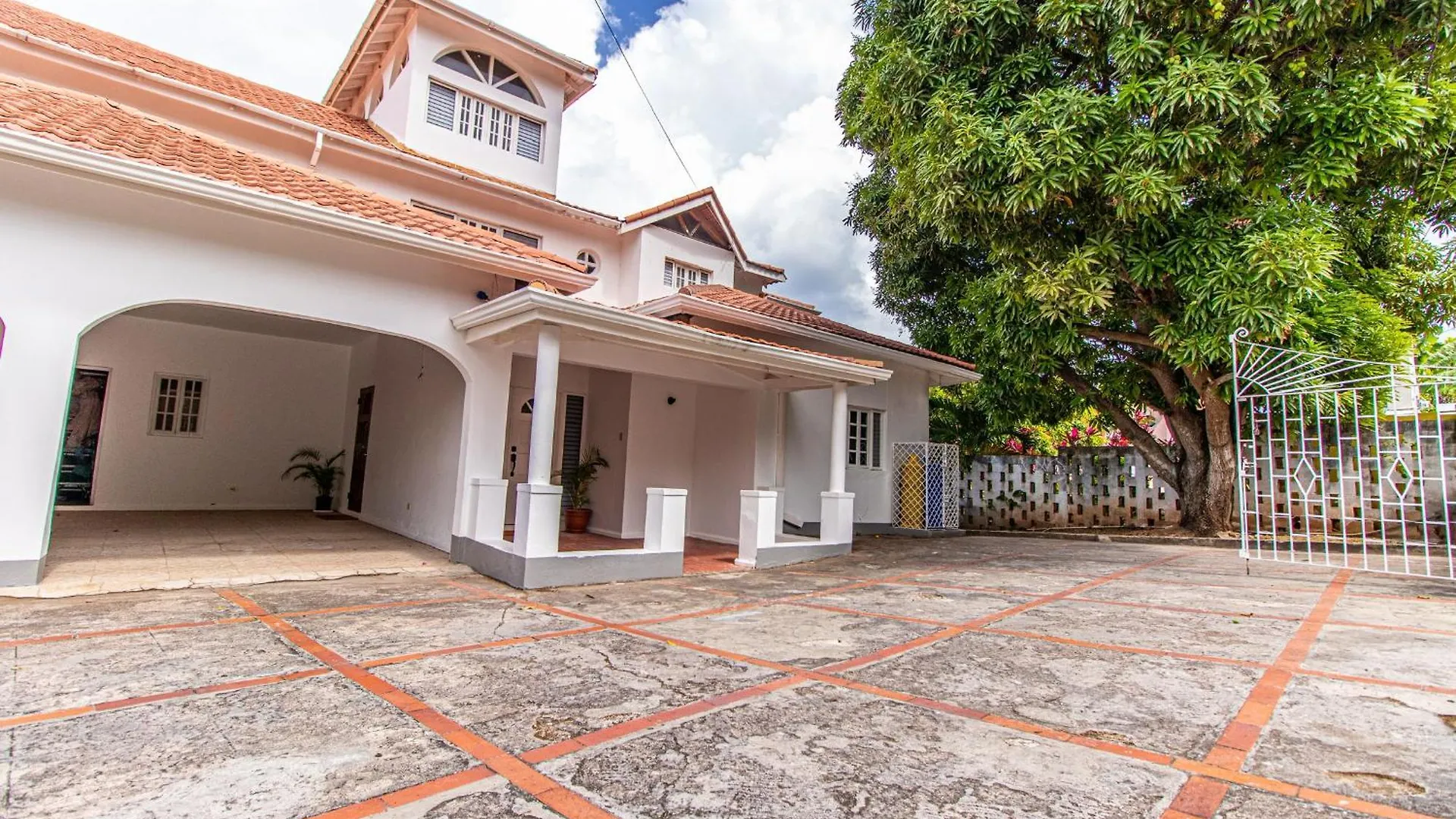 Villa Amore Jamaica - Between Montego Bay & Ochi Rios Includes Cook Discovery Bay