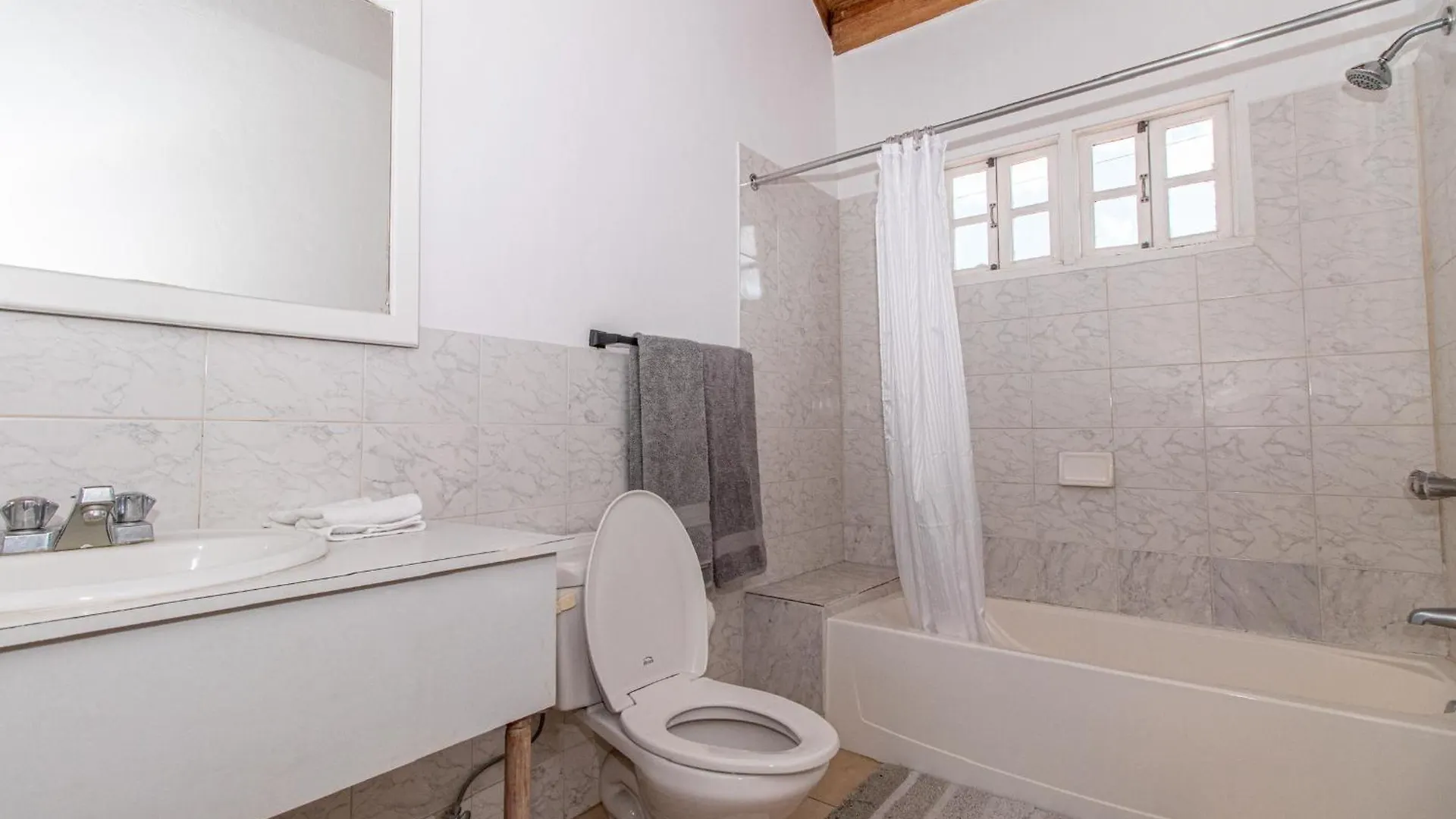Villa Amore Jamaica - Between Montego Bay & Ochi Rios Includes Cook Discovery Bay