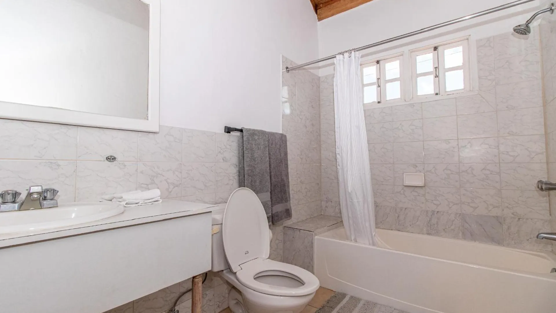 Villa Amore Jamaica - Between Montego Bay & Ochi Rios Includes Cook Discovery Bay