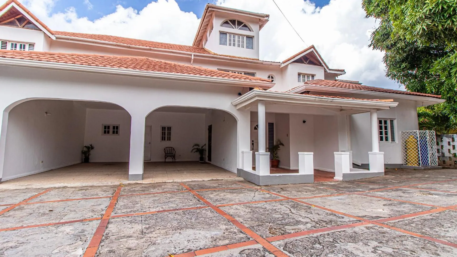 Villa Amore Jamaica - Between Montego Bay & Ochi Rios Includes Cook Discovery Bay Jamaica