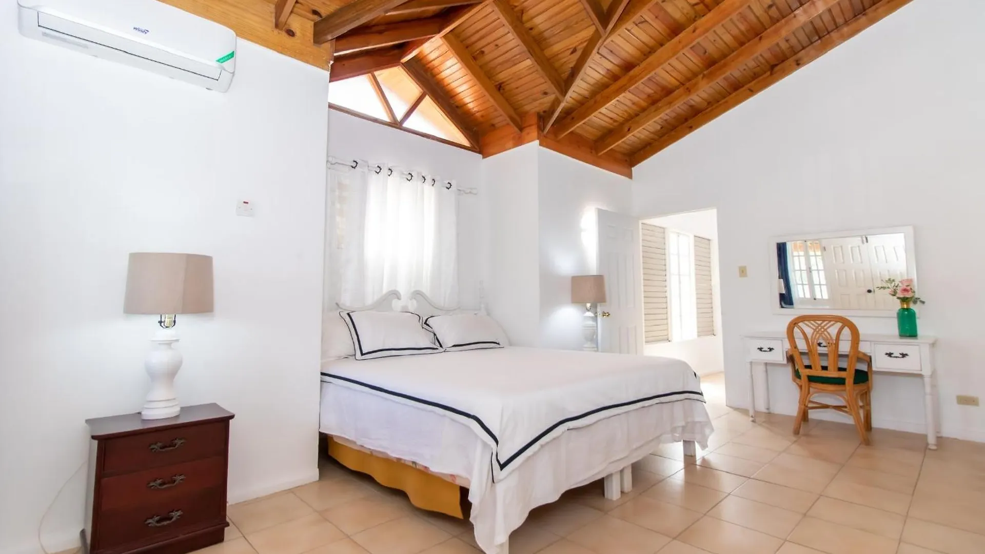 Villa Amore Jamaica - Between Montego Bay & Ochi Rios Includes Cook Discovery Bay