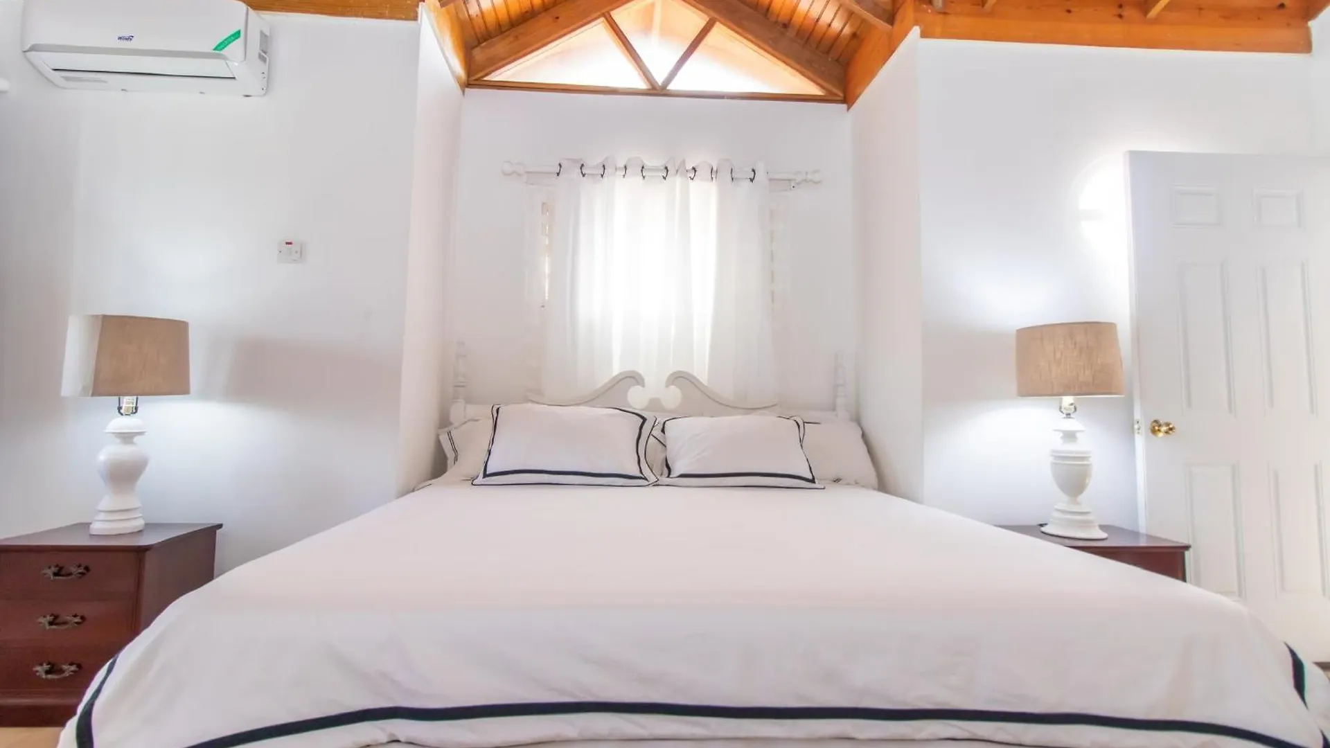 Villa Amore Jamaica - Between Montego Bay & Ochi Rios Includes Cook Discovery Bay