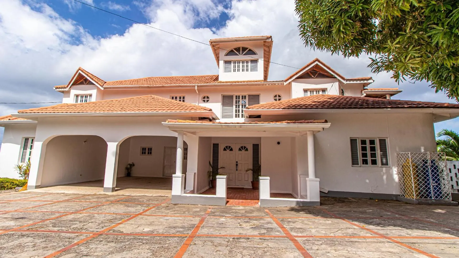 Villa Amore Jamaica - Between Montego Bay & Ochi Rios Includes Cook Discovery Bay Jamaica