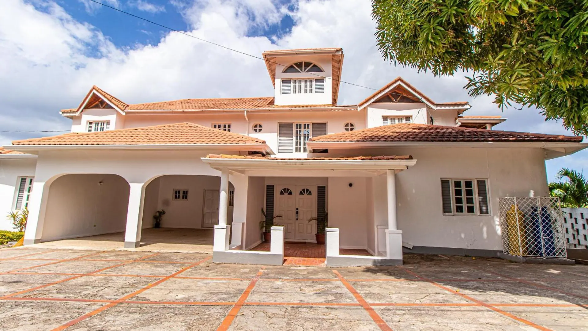 Villa Amore Jamaica - Between Montego Bay & Ochi Rios Includes Cook Discovery Bay