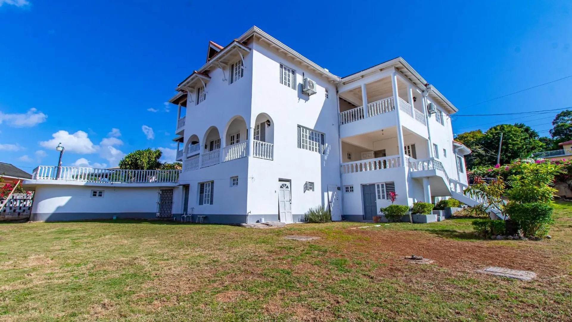 Villa Amore Jamaica - Between Montego Bay & Ochi Rios Includes Cook Discovery Bay
